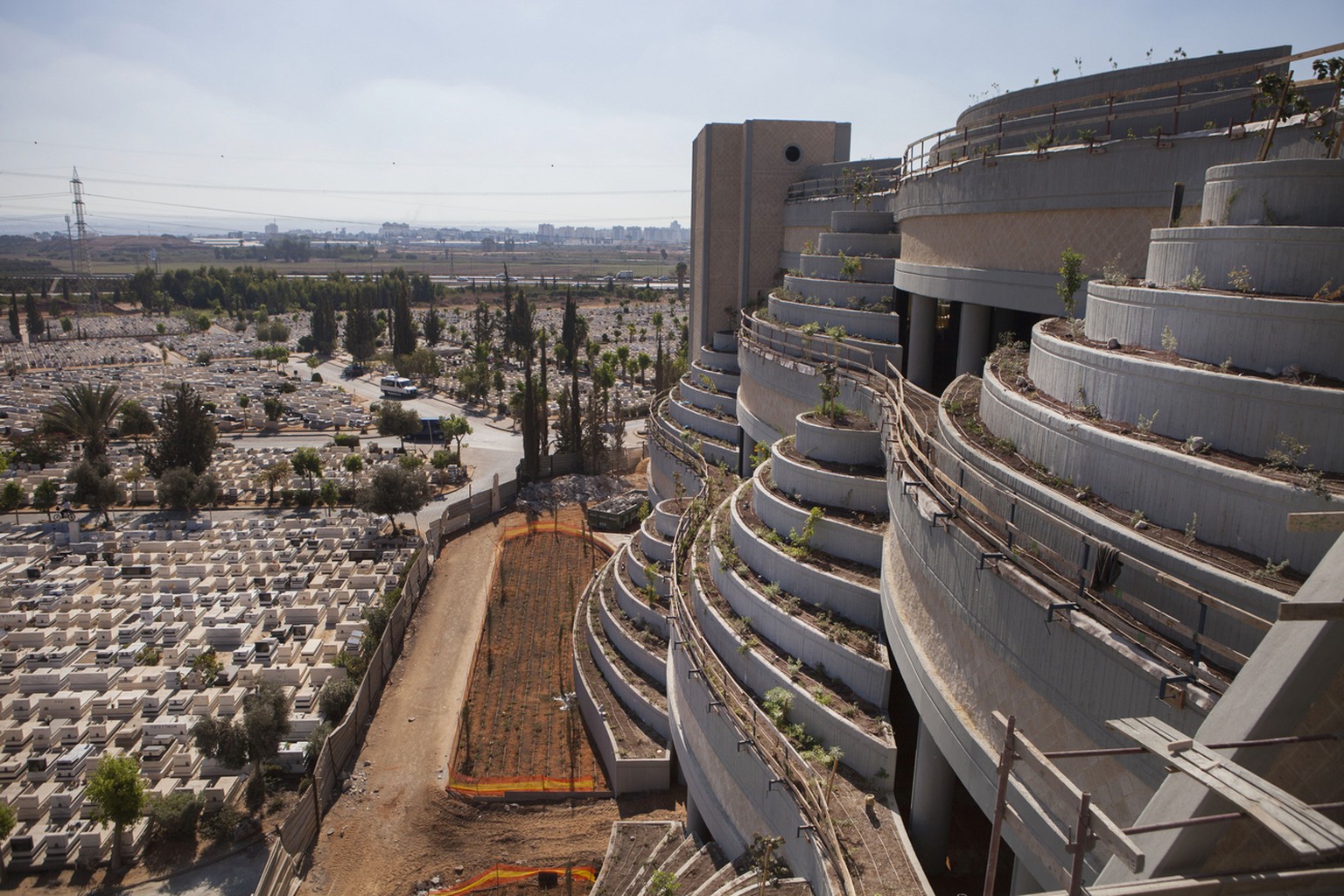Ein Friedhof geht in die Höhe: In Petach Tikva bei Tel Aviv wurde das Gebäude errichtet, um Raum für neue Bestattungen zu schaffen.