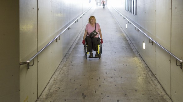 ZUM THEMA MENSCHEN MIT BEHINDERUNG IM OEFFENTLICHEN VERKEHR STELLEN WIR IHNEN HEUTE DIESES NEUE BILDMATERIAL ZUR VERFUEGUNG --- The wheelchair user Ms. Koerner uses a pedestrian underpass at the train ...