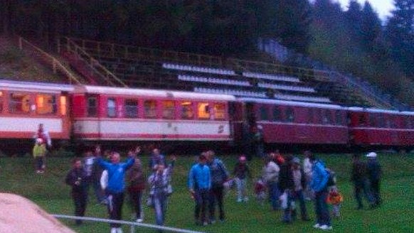 Anderes Spiel, gleiches Bild: Tribüne, Zug, Fussballplatz.