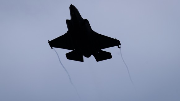 ARCHIV -- DER NATIONALRAT TRITT AUF KAUF DES F-35 JETS EIN -- Lockheed Martin F-35A fighter jet is pictured during a test and evaluation day at the Swiss Army airbase, in Payerne, Switzerland, Friday, ...