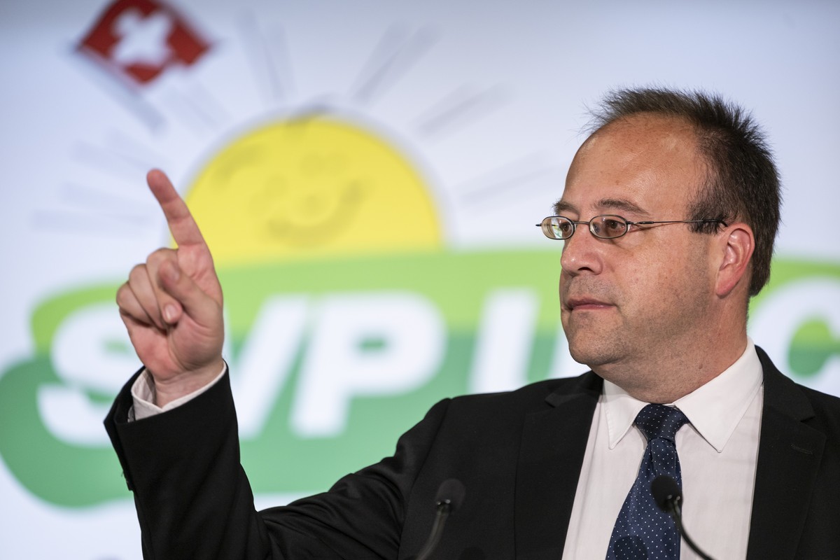 Henrique Schneider, Generalsekretaer der SVP Schweiz, gibt Anweisungen zu Beginn der Delegiertenversammlung der SVP Schweiz, am Samstag, 17. August 2024 in Leuk. (KEYSTONE/Alessandro della Valle)