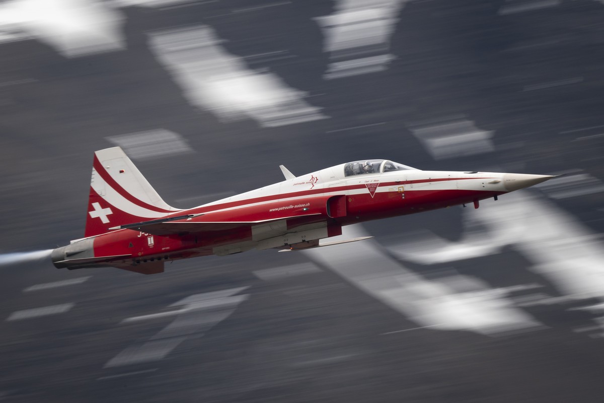 A Tiger F5 airplane from the Patrouille Suisse performs during the annual airshow of the Swiss Army in the Axalp area near Meiringen, Canton of Berne, Switzerland, on Thursday, October 20, 2022. (KEYS ...
