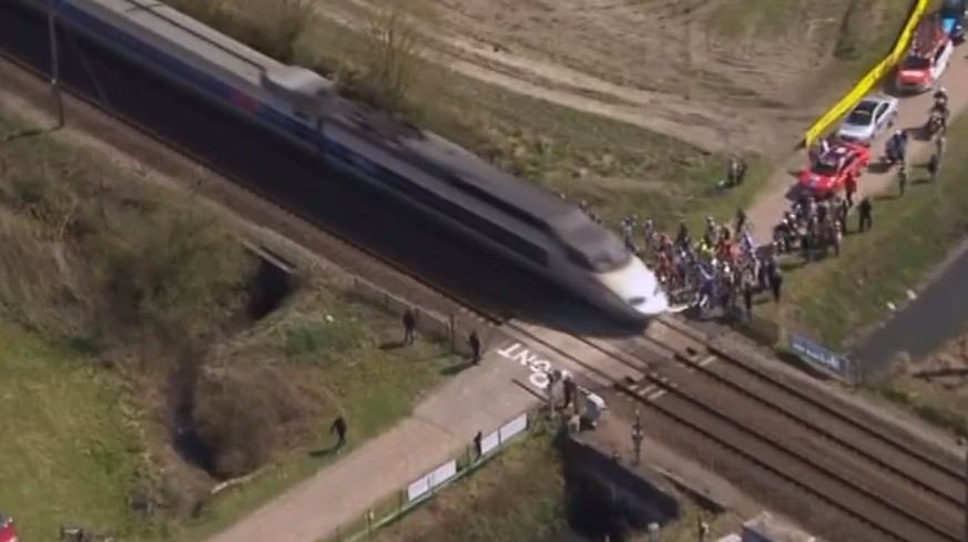 Ein heranbrausender TGV teilt das Feld bei Paris-Roubaix.
