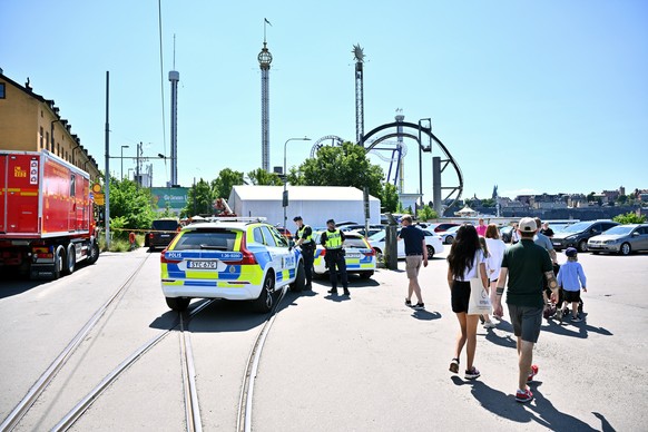 epaselect epa10710478 Police arrive at the scene after a roller coaster accident at Groena Lund amusement park in Stockholm, Sweden, 25 June 2023. At least one person died in the accident on the Jetli ...