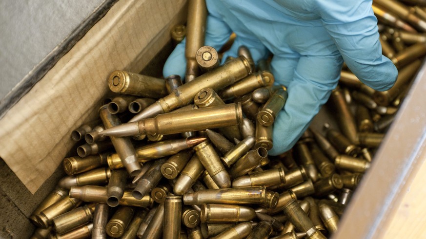 ARCHIVBILD ZUR MELDUNG DER FINANZKONTROLLE SCHWYZ UEBER UNRECHTMAESSIGE MUNITIONSBESTELLUNGEN BEI DER KAPO SCHWYZ, AM MITTWOCH, 24. OKOTBER 2018 - Viel Munition liegt in einer Schachtel bei der freiwi ...