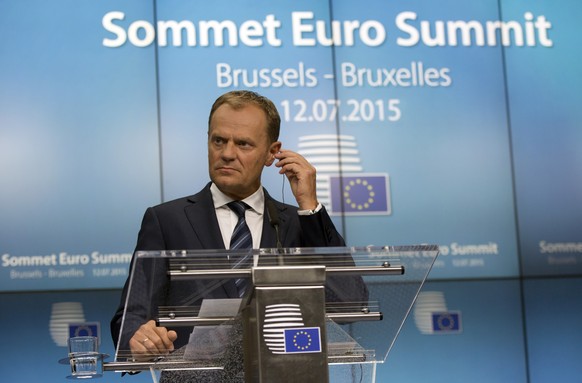 Donald Tusk an der Pressekonferenz nach der 16-stündigen Sitzung.