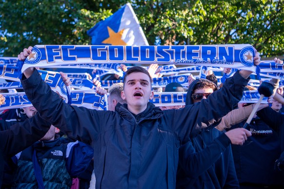 Goldstern Fans mit Schals im Schweizer Fussball Cup 1/16 Final Spiel zwischen FC Goldstern und den Grasshopper Club Zuerich, am Samstag, 17. September 2022, auf der Sportanlage Bremgarten bei Bern. (K ...