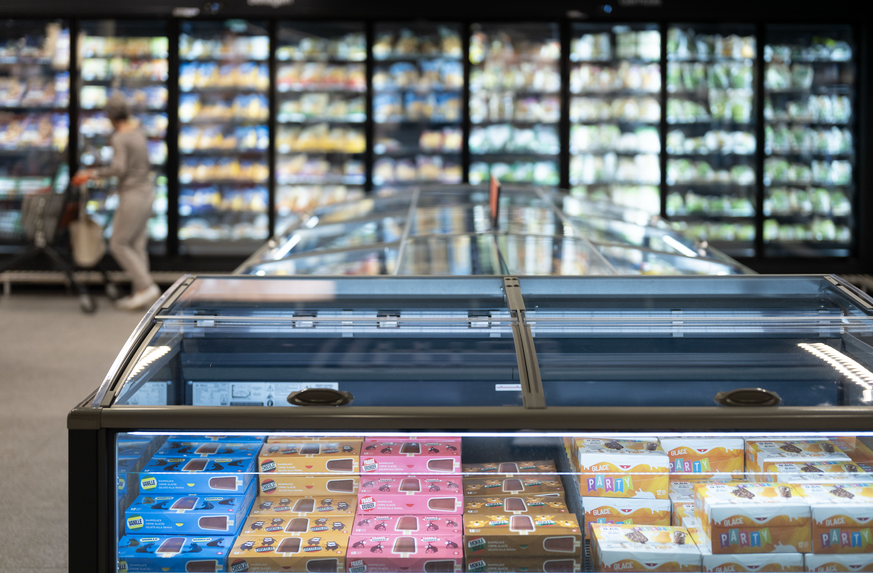 Tiefkuehlproduktabteilung der Migros Appenzell, fotografiert am Mittwoch 23. Juli 2025 im Appenzell. (KEYSTONE/Gaetan Bally) Glace Migros