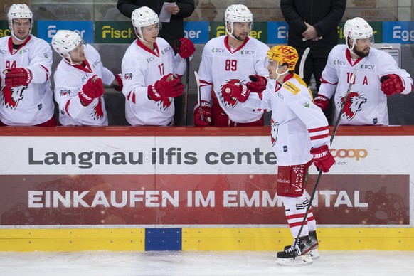 Lausannes Topscorer Denis Malgin, jubelt mit der Spielerbank waehrend dem Meisterschaftsspiel der National League zwischen den SCL Tigers und dem HC Lausanne, am Donnerstag, 18. Maerz 2021, im Ilfisst ...