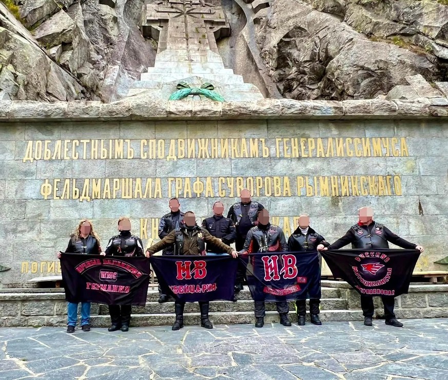 Ein internationales Treffen von Putins Motorradgang: Bilder von vergangenem Samstag verbreiten sich im Netz. Screenshot: Facebook