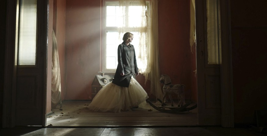 Nur im Film: Hier steht Diana (Kristen Stewart) in einem Ballkleid in ihrem alten Kinderzimmer. Dazu musste sie lange über eine dreckige Winterwiese laufen.