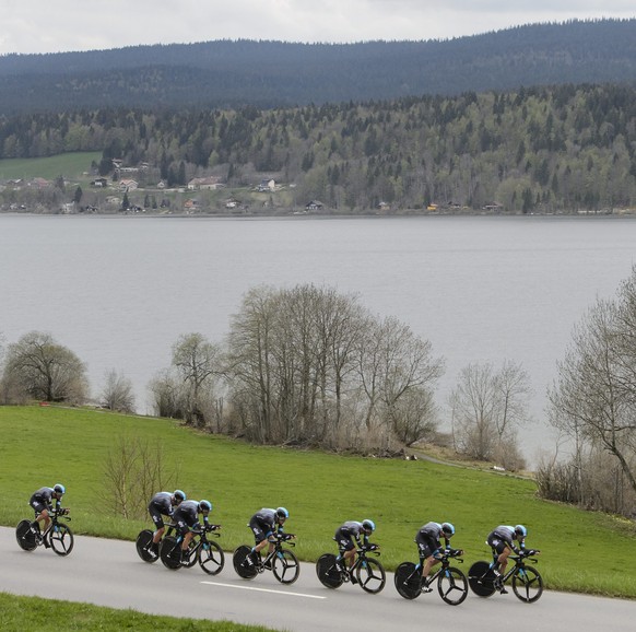 Das Team Sky entlang des Lac de Joux.