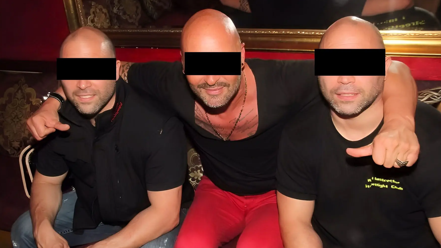 Gegen sie wird ermittelt: Die Zwillingsbrüder (ganz links und ganz rechts, in der Mitte ein unbeteiligter Partygänger).