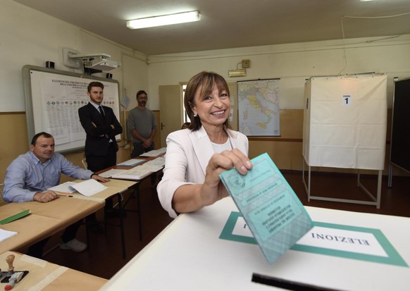 epa07953669 Candidate of the center right with the support of the Lega, Fratelli d&#039;Italia and Forza Italia for presidency of the Umbria Region, Donatella Tesei (C) cats her ballot at a polling st ...
