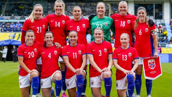 Trening for kvinnelandslaget i fotball Goteborg, Sverige 20230411. Norges lag som startet privatlandskampen i fotball for kvinner mellom Sverige og Norge pa Gamle Ullevi i Goteborg. Bak f.v. Anna Jose ...