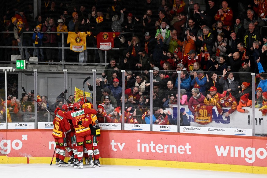 Tigers Spieler und Fans jubeln beim Eishockey-Qualifikationsspiel der National League zwischen den SCL Tigers und dem EHC Kloten, am Samstag, 2. Marz 2024, in der Emmental Versicherung Arena in Langna ...