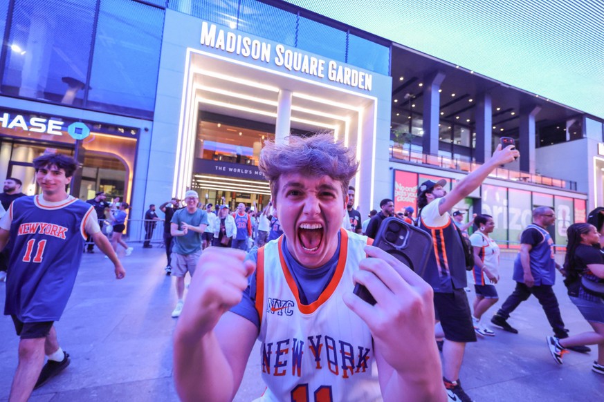 NEW YORK, NEW YORK - JUNE 05: New York Knicks fans celebrate the team's win against the San Antonio Spurs in Game 2 of the NBA Finals outside of Madison Square Garden on June 05, 2026 in New York ...