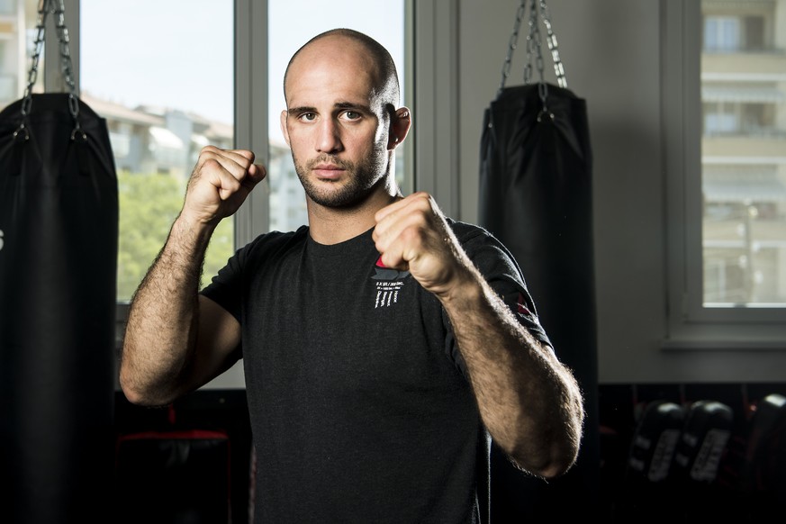 Volkan Oezdemir, combattant suisse d&#039;arts martiaux mixtes, dans la league UFC (Ultimate Fighting Championship) pose pour le photographe ce jeudi 8 juin 2017 dans la salle &quot;Fight-District&quo ...