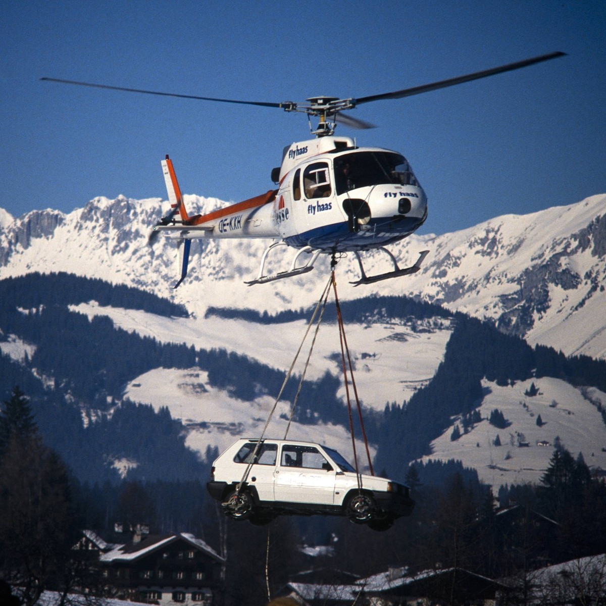 Ski Alpin Weltcup 1988/1989 Kitzbuehel: Feature Ski Alpin Weltcup 1988/1989 Kitzbuehel Abfahrt 14.01.1989 Ein Auto wird von einem Hubschrauber abtransportiert. Kitzbuehel Oesterreich *** Alpine Skiing ...