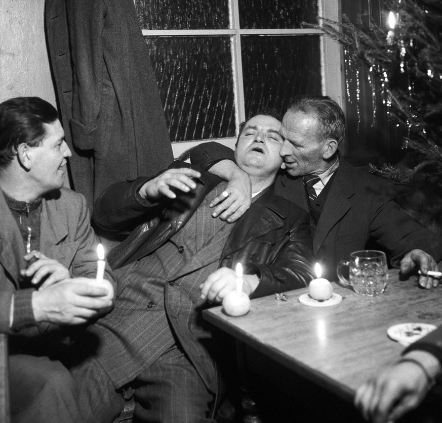 Ausgelassene Feier am Weihnachtsabend 1958 an der Bar im Restaurant Tessinerkeller in Zuerich. (KEYSTONE/PHOTOPRESS-ARCHIV/Str)