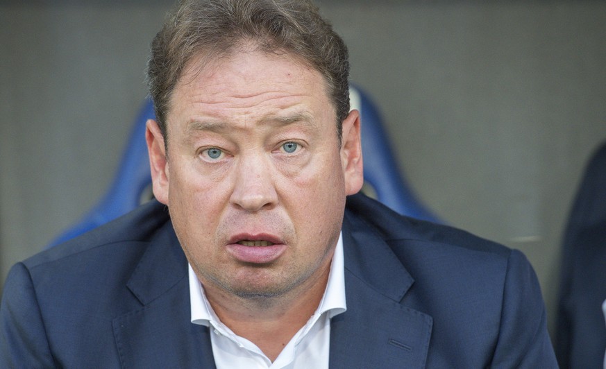 epa06953258 Vitesse's Russian head coach Leonid Slutski during the UEFA Europa League third qualifying round second leg match between FC Basel 1893 and Vitesse Arnhem, in Basel, Switzerland, 16 A ...