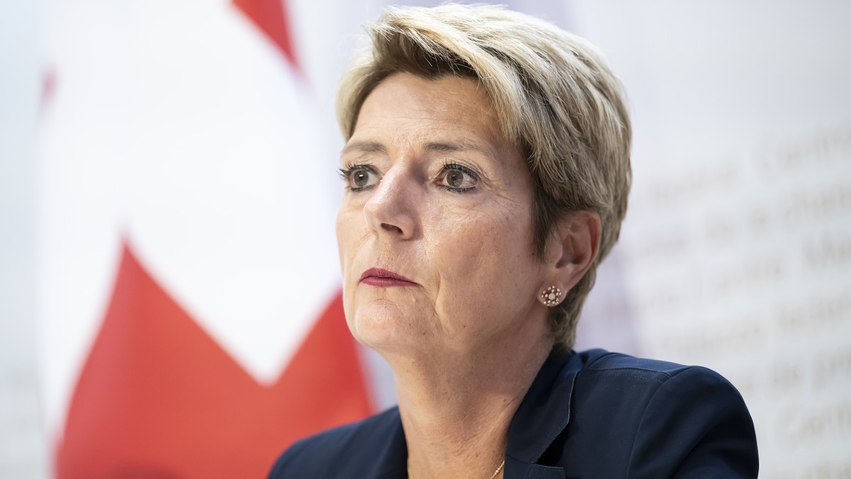 Bundespraesidentin Karin Keller-Sutter, an einer Medienkonferenz ueber das Entlastungspaket 27 und Budget 2026, am Mittwoch, 25. Juni 2025, im Medienzentrum Bundeshaus in Bern. (KEYSTONE/Anthony Anex)