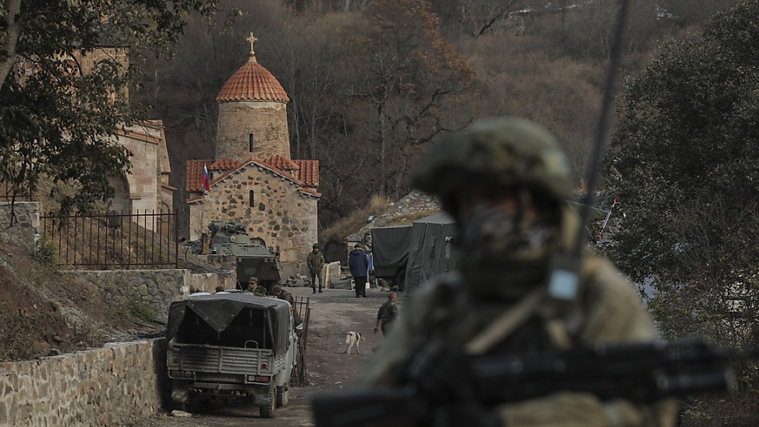 Ein Soldat aus Russland bewacht ein armenisches Kloster, nachdem eine Region in Berg-Karabach in aserbaidschanische Kontrolle