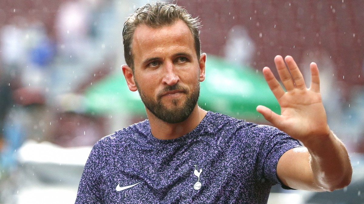epa10763808 Tottenham Hotspur's Harry Kane thanks soccer fans after the preseason friendly soccer match between Tottenham Hotspur and Leicester City was cancelled due to the unplayable pitch at R ...