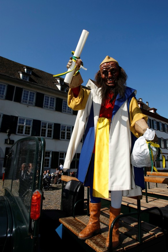 Das Oberhaupt der Luzerner «Zunft zur Safran». Eröffnet jeweils die Luzerner Fasnacht. Hier aufgenommen auf dem Basler Münsterplatz, wohin er sich von Basler Fasnächtlern bereitwillig entführen liess. ...