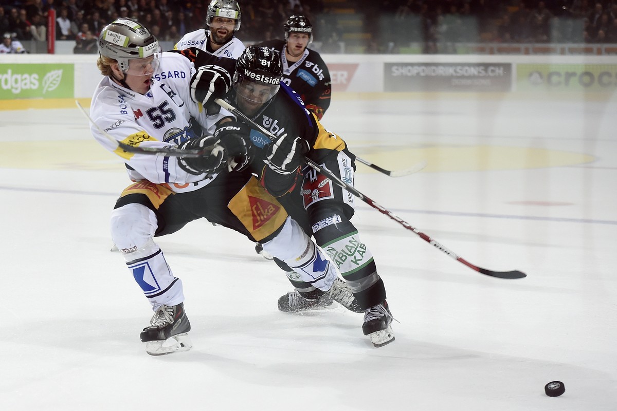 Thomas Rüfenacht (r.) im Kampf mit Calle Anderson im gestrigen Spiel zwischen dem SC Bern und EV Zug.