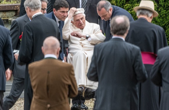 20.06.2020, Bayern, Regensburg: Der emeritierte Papst Benedikt XVI. (M) besucht das Grab seiner Eltern und Schwester auf dem Ziegetsdorfer Friedhof bei Regensburg. Benedikt werde mindestens