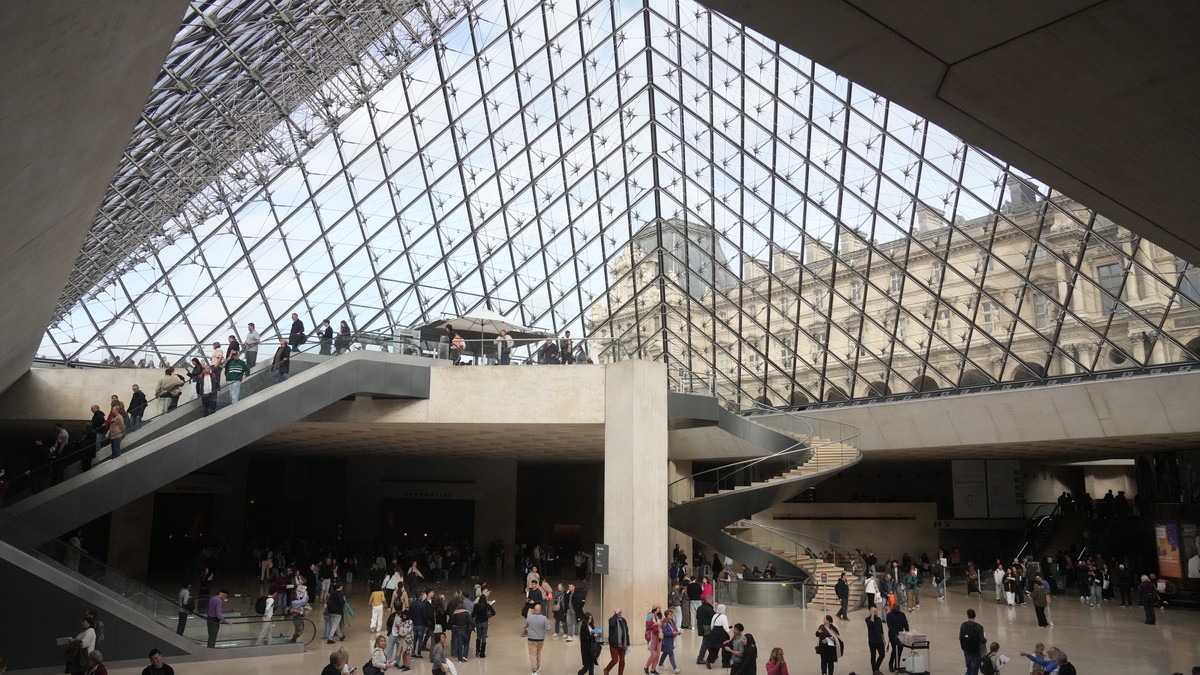 Visitors walk in the lobby of the Louvre museum three days after historic jewels were stolen in a daring daylight heist, Wednesday, Oct. 22, 2025 in Paris. (AP Photo/Thibault Camus)
France Louvre