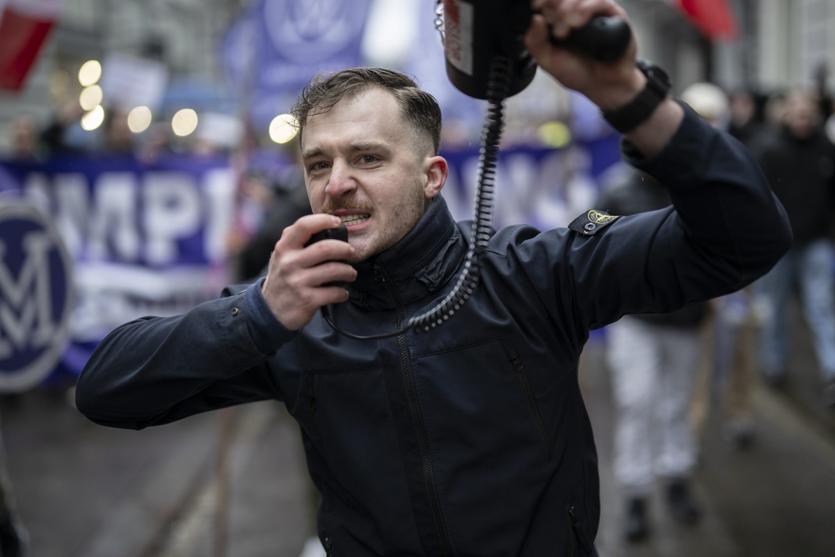 Manuel Corchia von der Jungen Tat bei einer Demonstration von Mass-Voll gegen den Impfpflichtparagrafen im neuen St. Galler Gesundheitsgesetz, am Samstag, 14. Februar 2026, in St. Gallen. (KEYSTONE/St ...