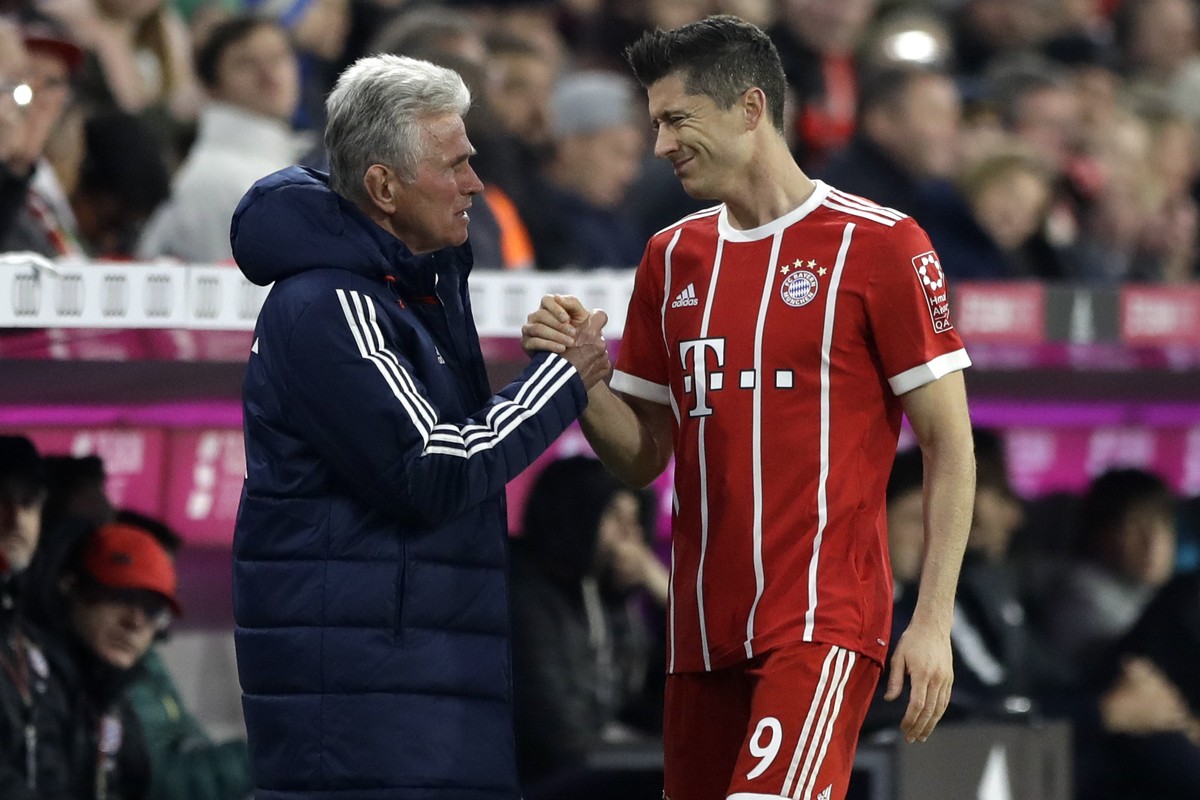 Bayern coach Jupp Heynckes, left, talks to Bayern's Robert Lewandowski during the German Soccer Bundesliga match between FC Bayern Munich and RB Leipzig in Munich, Germany, Saturday, Oct. 28, 201 ...