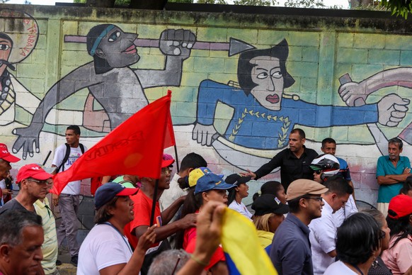 epa07323001 Supporters of the President of Venezuela Nicolas Maduro participate in a demonstration in support of the Government, in Caracas, Venezuela, 26 January 2019. The crisis in Venezuela and the ...