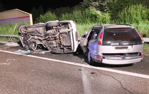 Bei einer&nbsp;Frontalkollision bei Arbon Süd sind diese Nacht zwei Personen ums Leben gekommen.&nbsp;Die Polizei sucht Zeugen, speziell einen unbekannten, eventuell roten Wagen, der einer ersten Koll ...