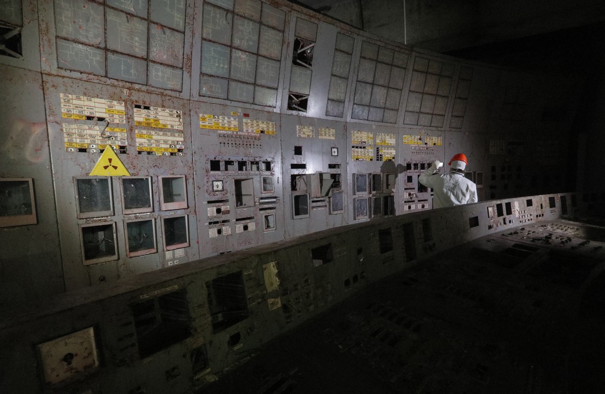 epa07869104 Journalists visit the control room of the plant's fourth reactor at the Chernobyl nuclear power plant, in Chernobyl, Ukraine, 25 September 2019. The explosion of Unit 4 of the Chernob ...