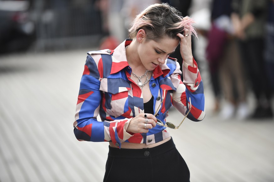 epa07839600 US actress Kristen Stewart unveils her cabin sign during the 45th Deauville American Film Festival, in Deauville, France, 13 September 2019. The festival runs from 06 to 15 September 2019. ...