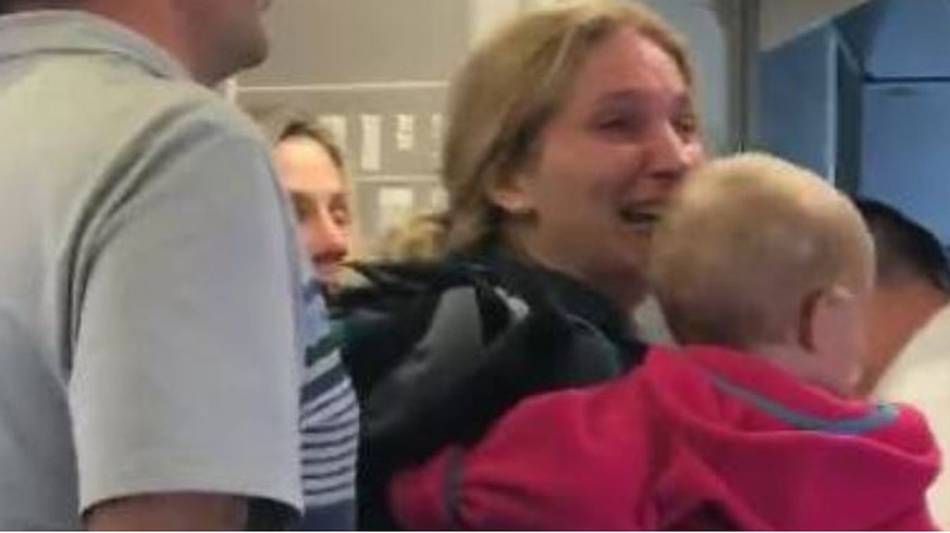 Weinende Mutter an bord eines American-Airline-Fluges, April 2017