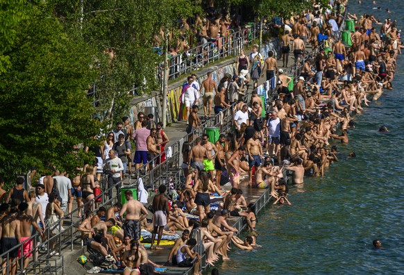 Badende am Oberer Letten, fotografiert am Samstag, 20. Juni 2026 in Zuerich. (KEYSTONE/Christian Beutler)
