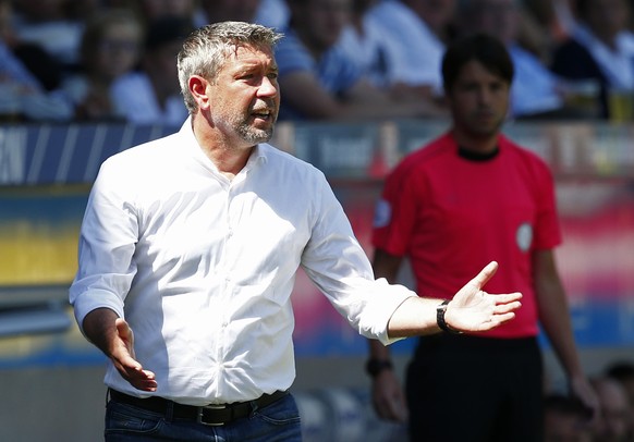 Der Basel-Trainer Urs Fischer waehrend dem Super League Fussballspiel zwischen dem FC Luzern und dem FC Basel am Sonntag, 7. August 2016, in der Swissporarena in Luzern. (KEYSTONE/Thomas Hodel)