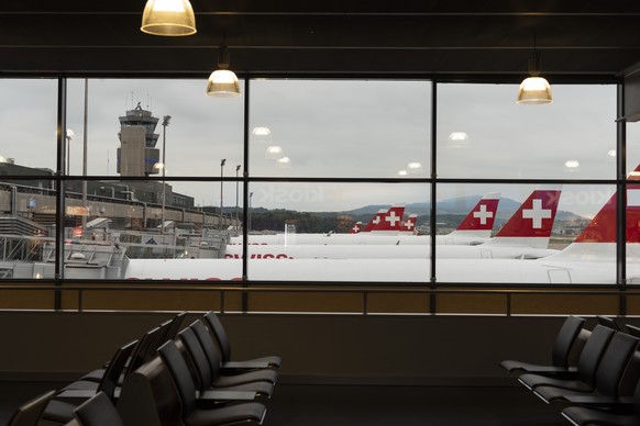 ARCHIVBILD ZUM IMPFOBLIGATORIUM BEI BESATZUNGEN BEI SWISS --- Parked Swiss International Air Lines airplanes at Zurich Airport in Kloten, Switzerland, photographed from the waiting area of the airport ...