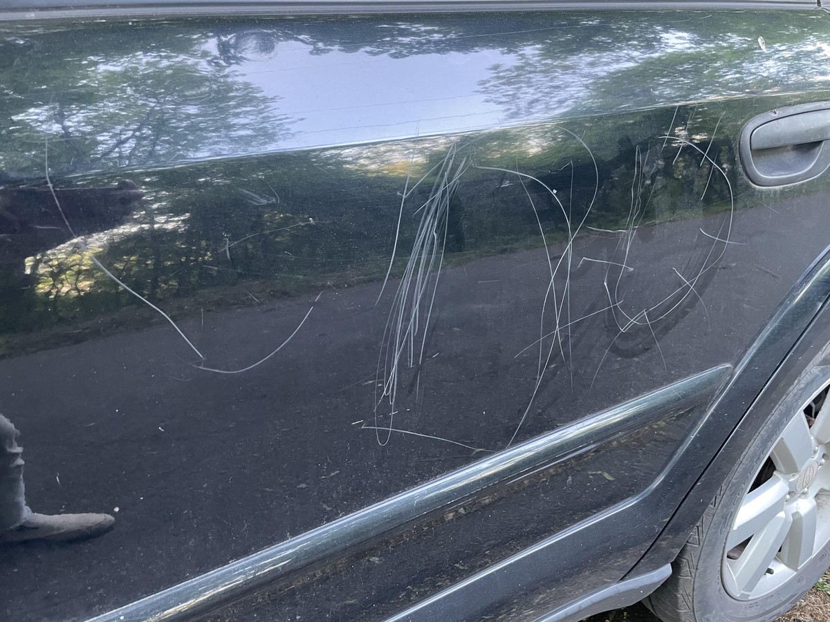 Mit dem Schlüssel verkratzes Auto