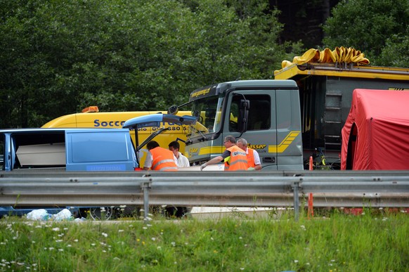Schwerer Verkehrsunfall, wenige Kilometer vor dem Gotthardsuedportal auf der A2 in Quinto, wo am Dienstag, 26. Juli 2016 zwei Lastwagen und ein Personenwagen zusammenstiessen. Die Autobahn ist in beid ...