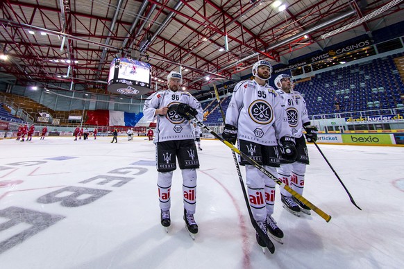 HC Lugano Stuermer David McIntyre, Thomas Wellinger und Julian Walker auf dem Weg in die Garderobe nach dem Geister-Eishockey-Meisterschaftsspiel der National League zwischen den SC Rapperswil-Jona La ...