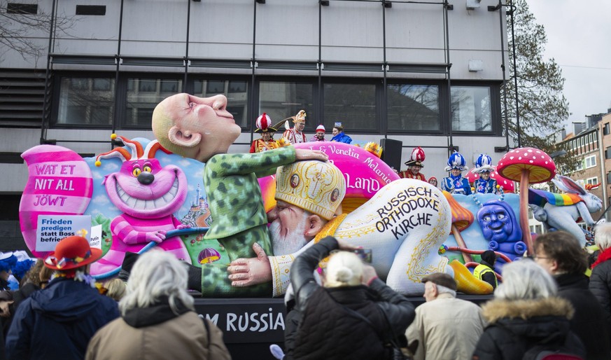 Karneval Duesseldorf, Germany. 12th Feb 2024. Im Foto vom 12.02.2024: From Russia with Love , Russisch-orthodoxe Kirche, Putin Die politischen Wagen im Duesseldorfer Rosenmontagszug des bekannten Wage ...