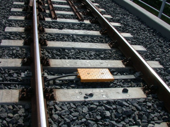 Eine ETCS-Eurobalise zwischen den beiden Schienen eines Gleises. Balise für das ETCS (European Train Control System). Lizenz: https://creativecommons.org/licenses/by-sa/4.0/