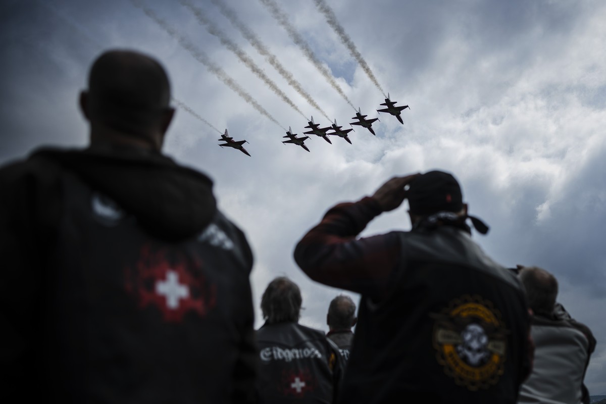 Zuschauer verfolgen die Flugvorfuehrung der Patrouille Suisse, der Kunstflugstaffel der Schweizer Luftwaffe, waehrend der 30. Love Ride auf dem Flugplatzgelaende Duebendorf, am Sonntag, 8. Mai 2022, i ...