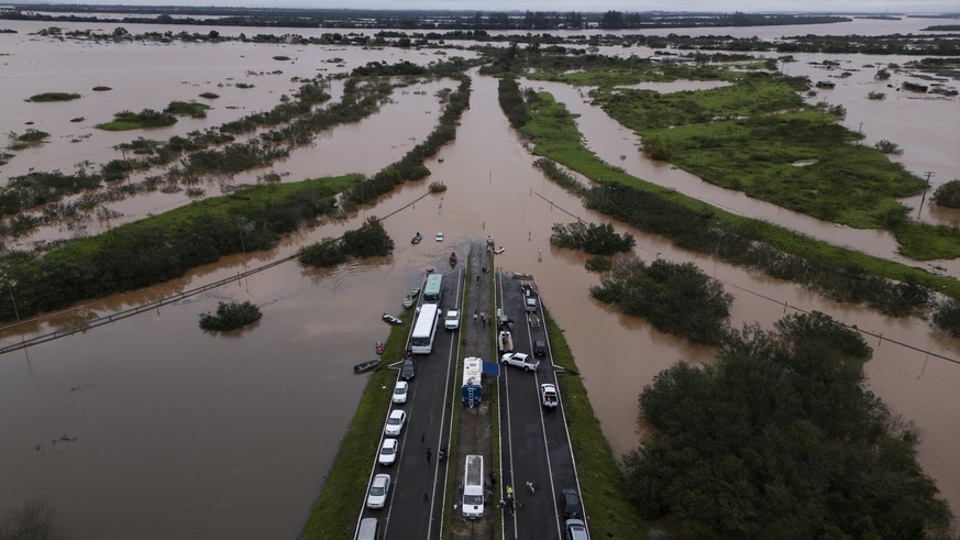 epa11316994 A picture taken with a drone shows the flood caused by the overflow of the Jacui river in the Praia de Paqueta, in the metropolitan area of Porto Alegre, Brazil, 03 May 2024. Regional auth ...
