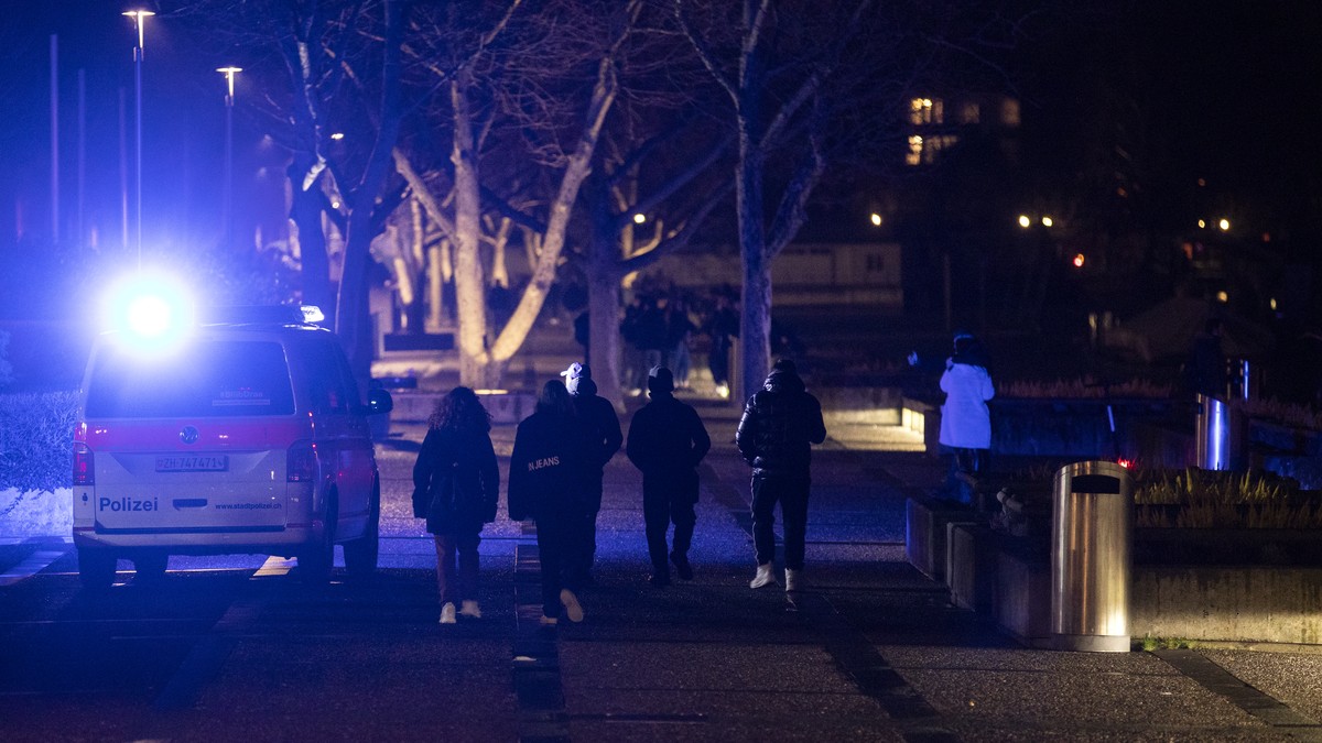 Die Polizei ist unterwegs an der Seepromenade in der Neujahrsnacht in Zuerich, aufgenommen am Donnerstag, 31. Dezember 2020. (KEYSTONE/Alexandra Wey)